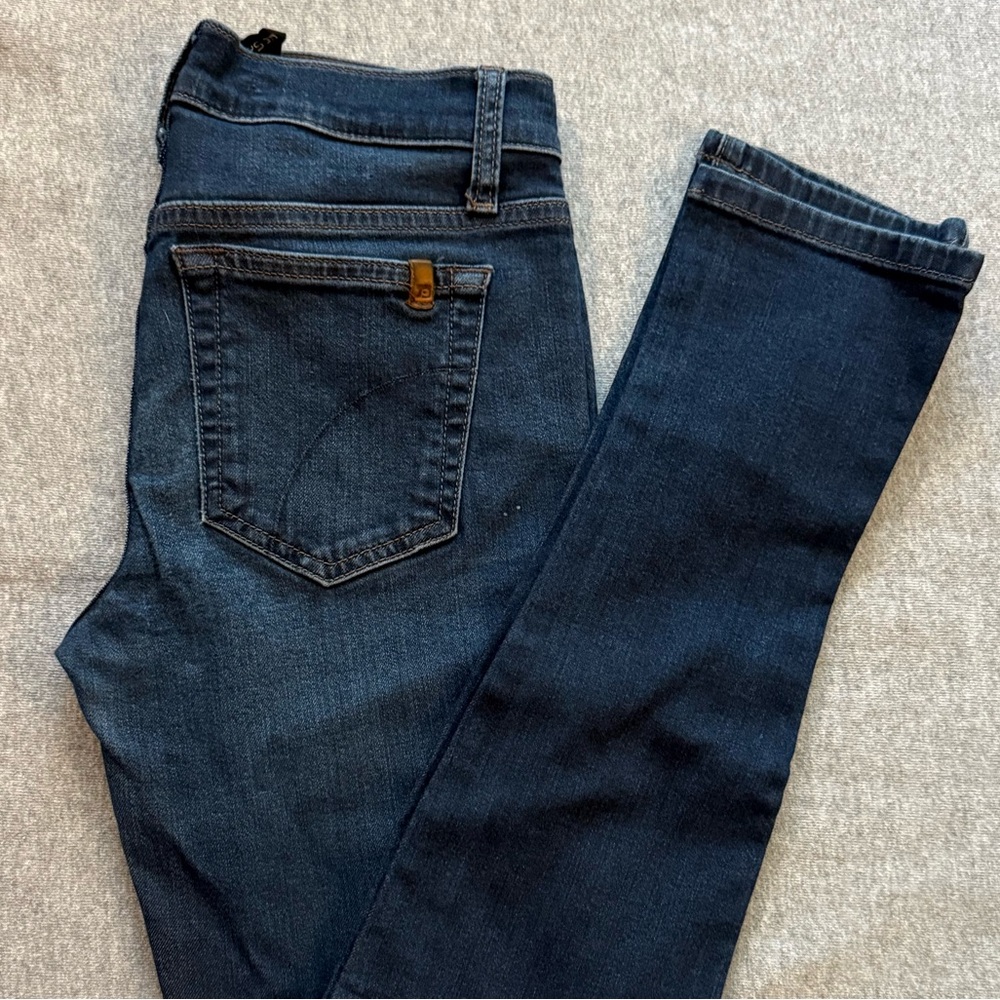 Joe’s Dark Blue Denim Jeans
Size:W24 Inseam:29” FrontRise:8”